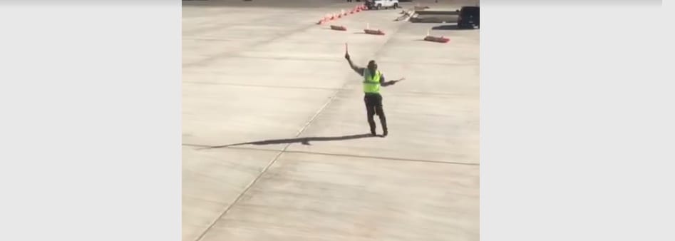 Unalmas lehet a kifutópályán dolgozni, de ez az ember hatalmas bulit csinál – videó