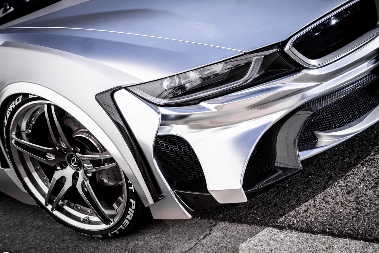 Krómozott űrhajót faragtak a japánok a BMW i8-ból