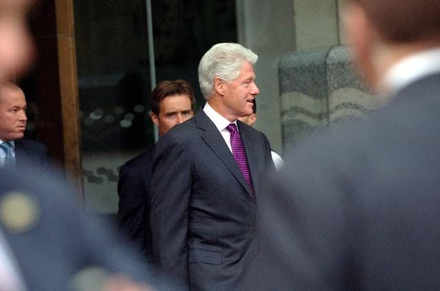 A multifunkciós Bill Clinton már a görögöket is segíti