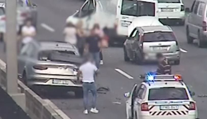 Így tört össze a két Bentley az M0-son néhány napja – videó