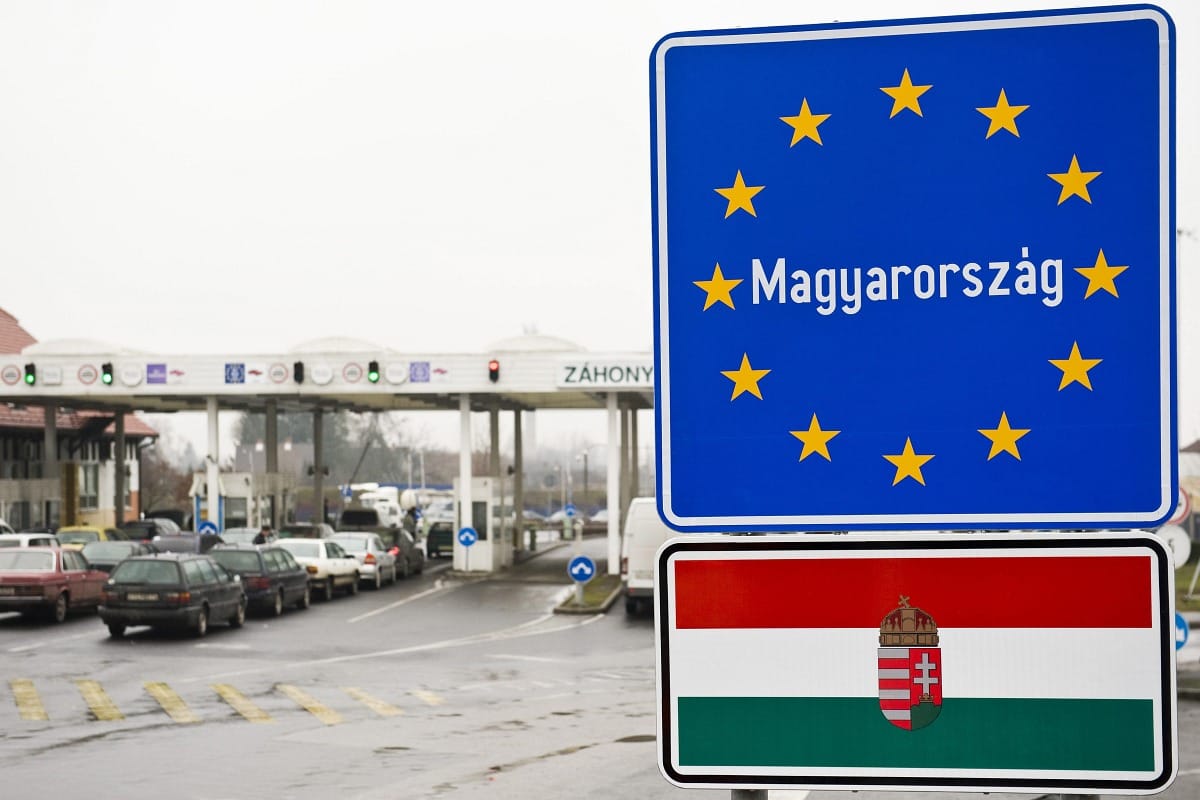 Index: elrontották a frissen kihelyezett magyar címert