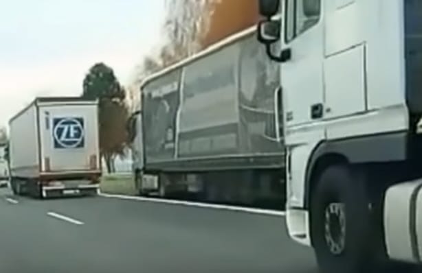 Mégis miért? Leállósávban zúzott végig a kamionos az M1-esen – videó