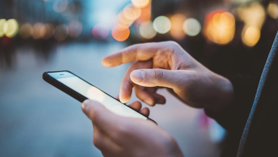 Kihalt utca? Erőszakos partner? Ez az iPhone-os parancsikon sokat segíthet