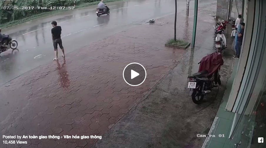 Instant karma: WC-nek használta a közutat, aztán jött a teherautó – videó