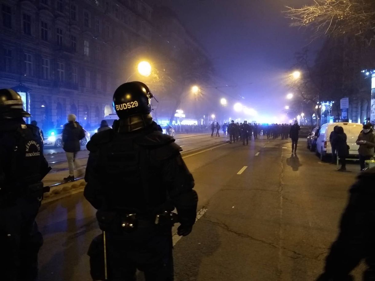 Videón, ahogy a rendőrök lerohanják a 21 éves férfit a Körúton