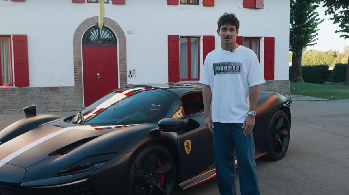 Charles Leclerc maga mutatta be 800 millió forintos Ferrariját – videó