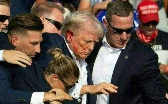 Trump a merénylet utáni másodpercekben a cipőivel foglalkozott
