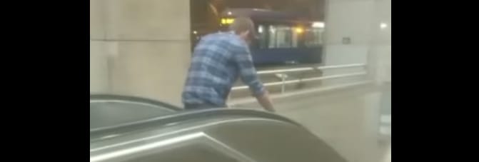 Mutatjuk, mennyire rossz ötlet lebiciklizni egy mozgólépcsőn