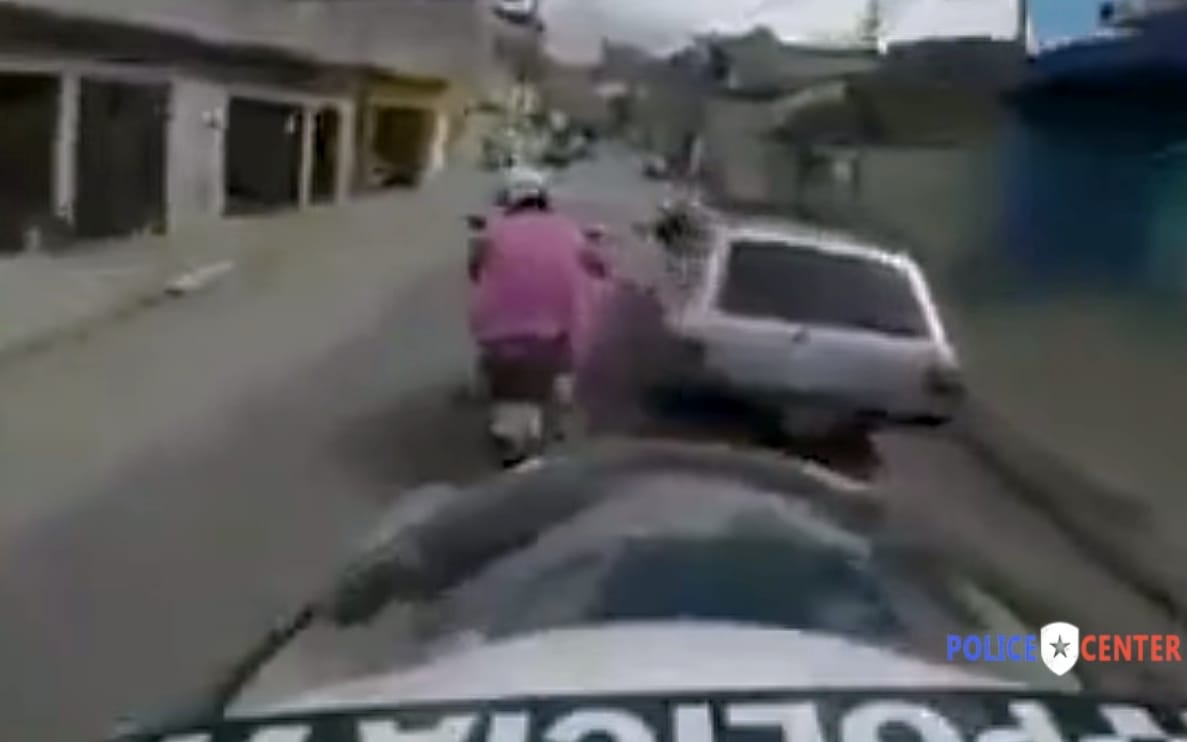 Nem volt szívbajos a motoros rendőr, simán leszorította az útról a bűnözőt – videó