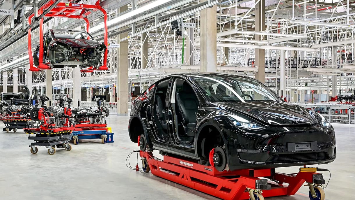 Ilyen belülről a Tesla Berlin – egy drón repülte végig az üzemet