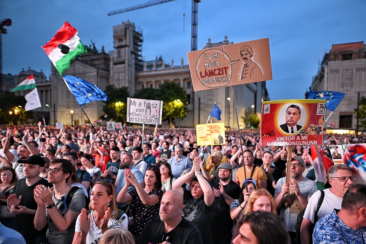 Ez a magyar polgári demokrácia halálos ítélete, és rajta Orbán Viktor aláírása - ilyen volt a  Kossuth téri tüntetés
