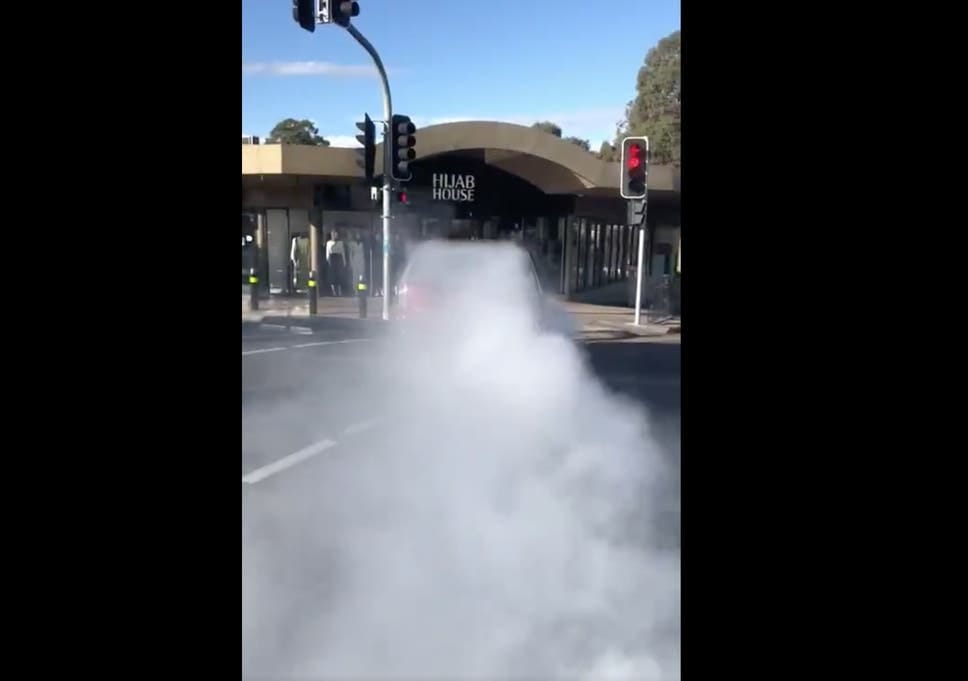 Muszlim ruhaüzletbe hajtott egy autó Sydney-ben, 12-en megsérültek