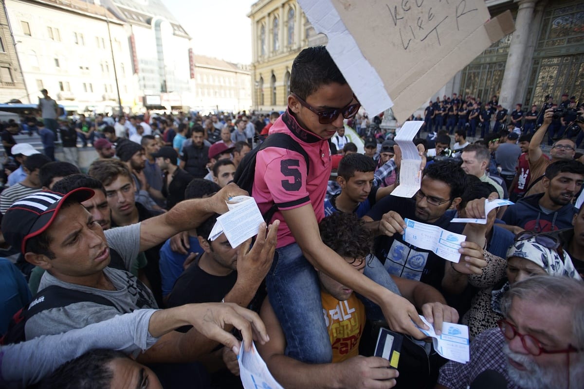 A rendőrök felé nyomulnak az afgán tüntetők a Keleti előtt