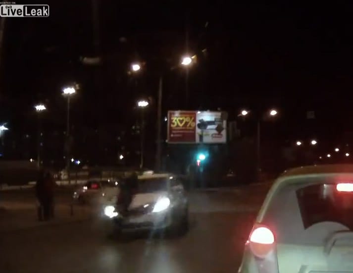 Horrorgázolást élt túl egy orosz gyalogos – videó