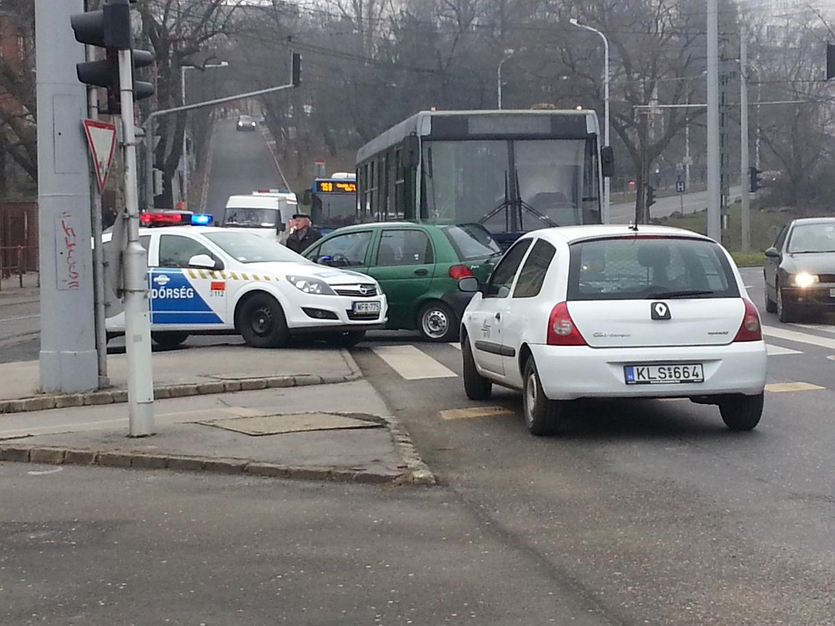 A 156-os busz balesete bénítja a Szilágyi Erzsébet fasort (fotók)