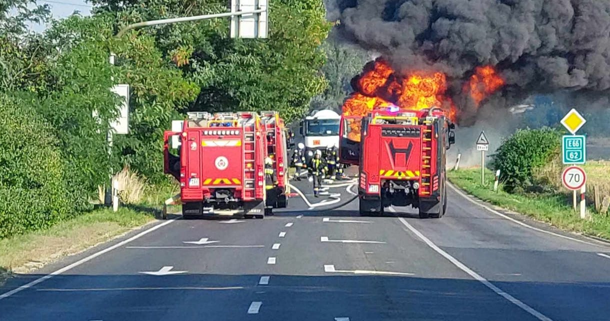 Kigyulladt és nagy lángokkal ég egy tartálykocsi Székesfehérvárnál + videó