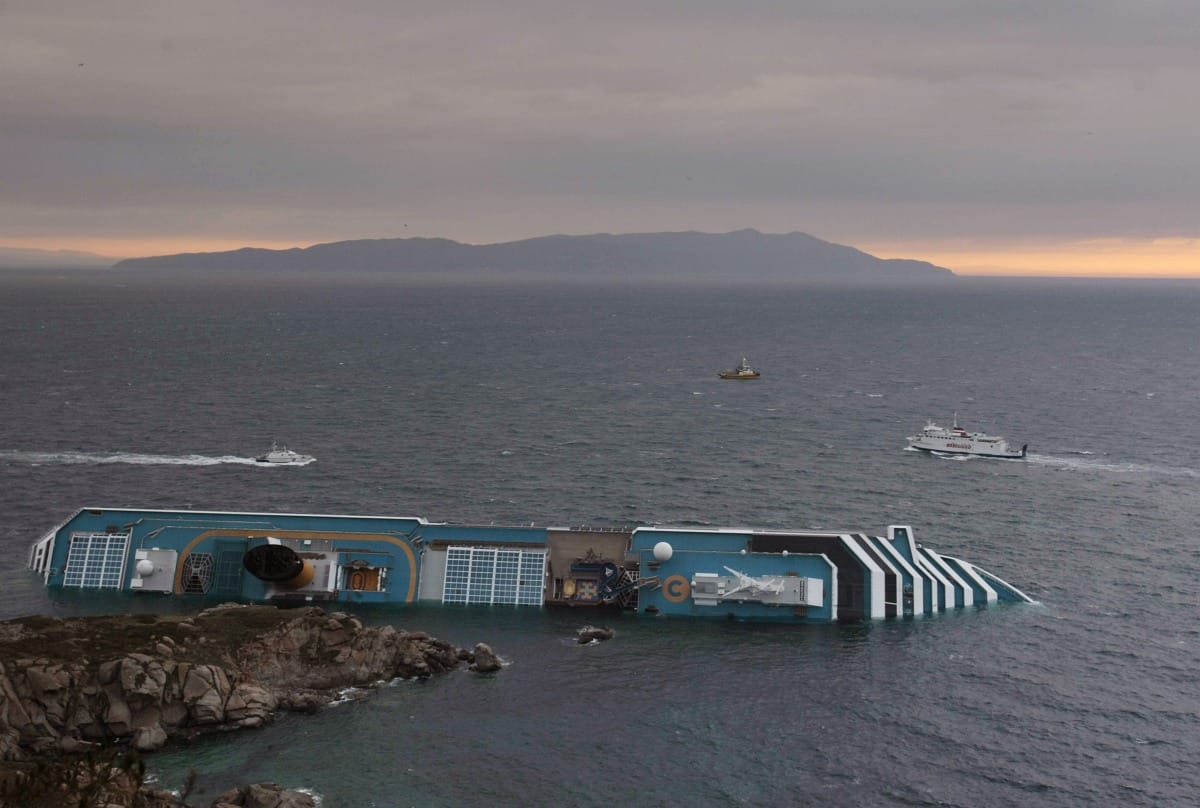 Búvárok a Costa Concordia roncsai közt
