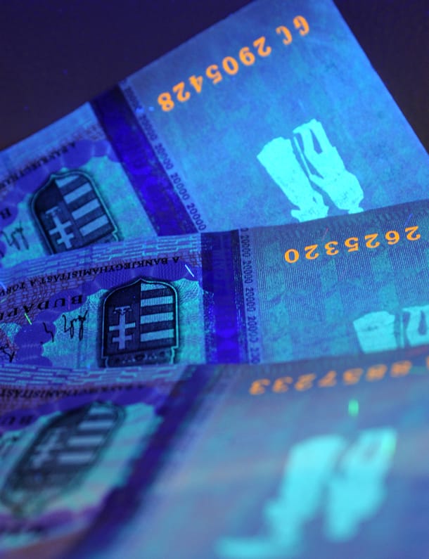 Tovább gyengült a forint, esett a BUX