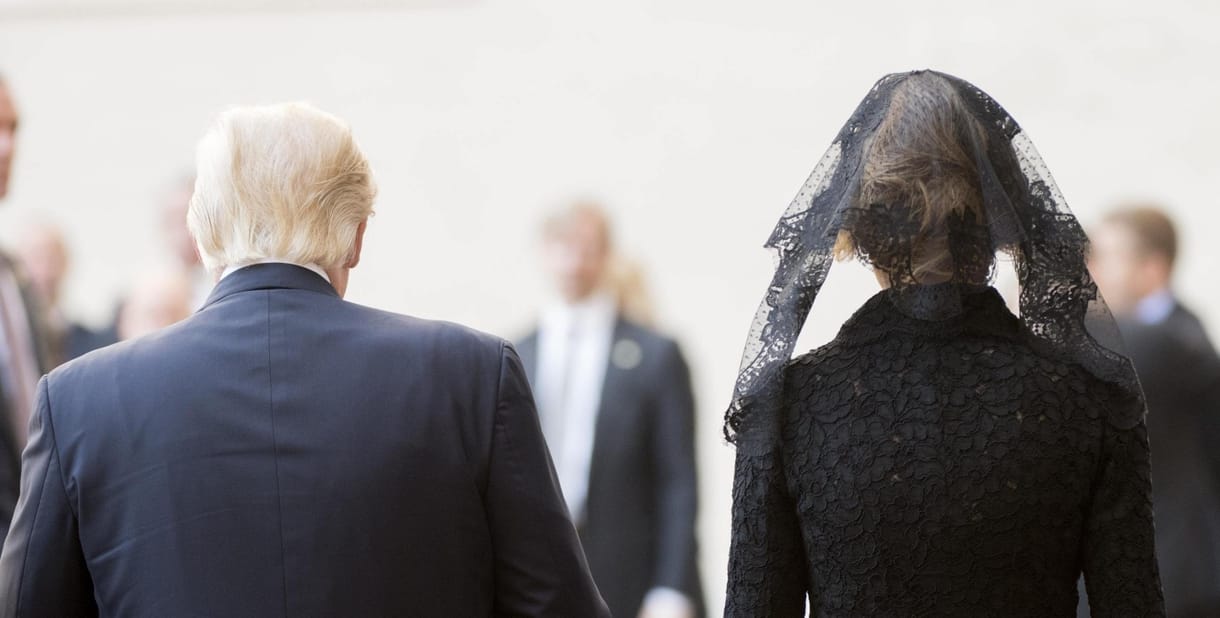 Mindenki Melania Trump fejéről beszél