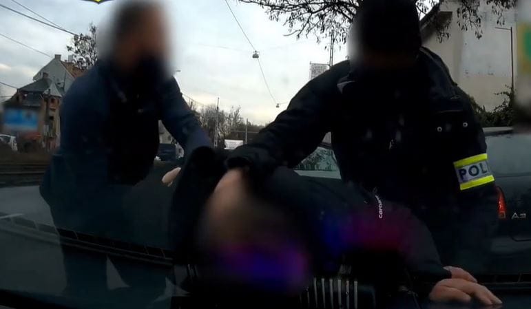 Jelblokkolóval dolgozó autófosztogatókat kaptak el a rendőrök