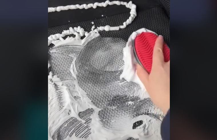 Nem jó ötlet a borotvahabos autókárpit-tisztítás, ami a TikTokon terjed
