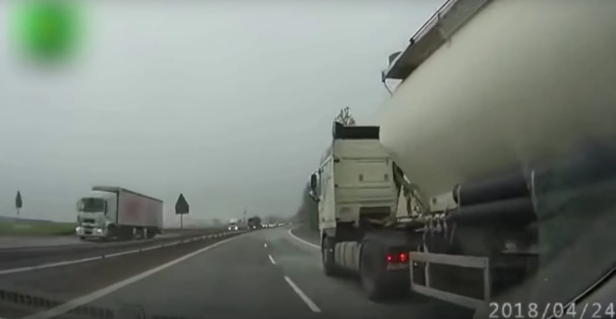 Egyszerű előzésnek indult az egész, aztán jött a durrdefekt – videó