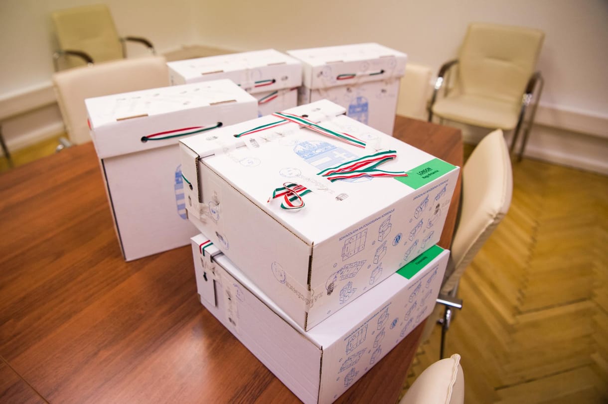 Nyolcezerrel több szavazatszámláló dolgozik vasárnap, mint négy éve