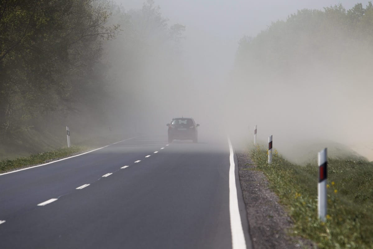 Homokvihar tört ki a 61-esen, alig látszottak az autók - fotók
