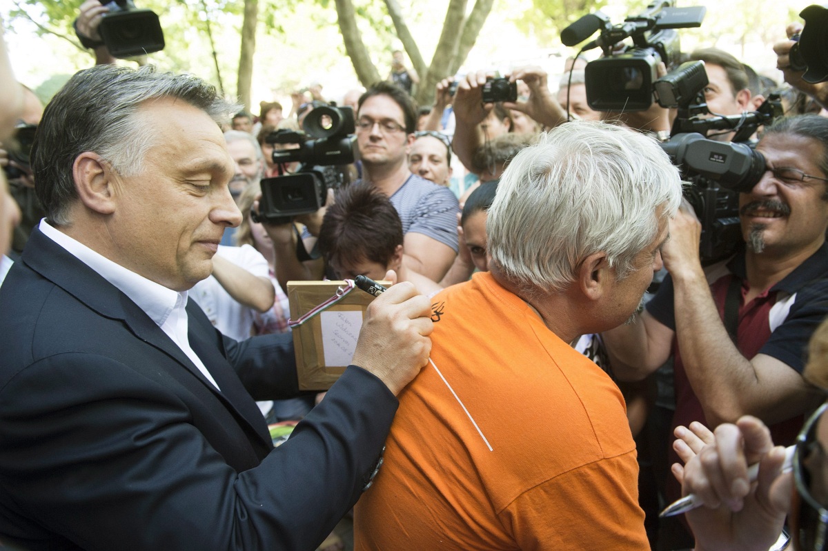 Orbán pólóra is ad autogramot - fotó