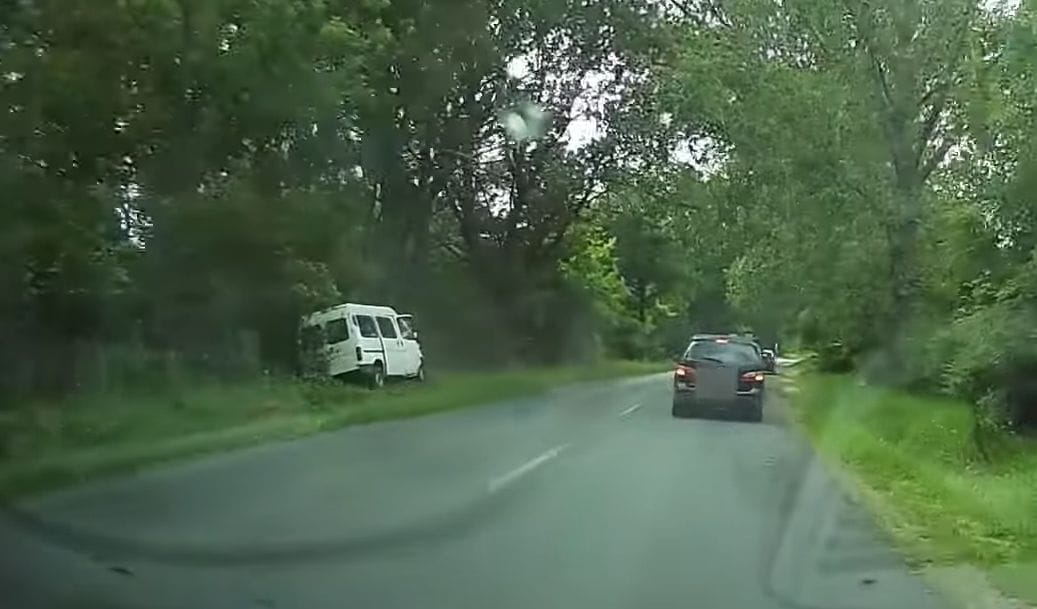 Videó: Simán elment három autós is a fának csapódott kisbusz mellett