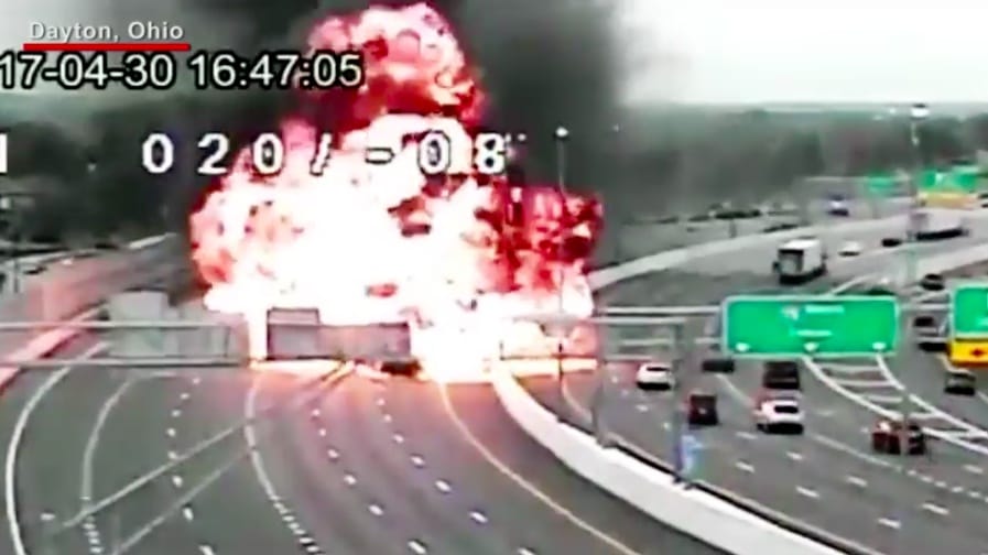 Duplán súlyos az amerikai baleset, amiben felrobbant egy tartálykocsi – videó