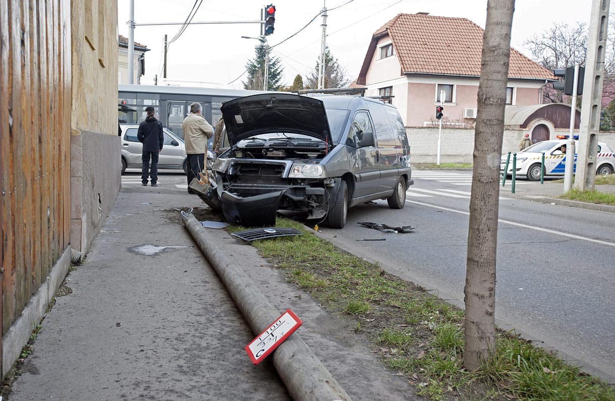 Fotó: villanyoszlopott döntött ki egy Fiat Budapesten