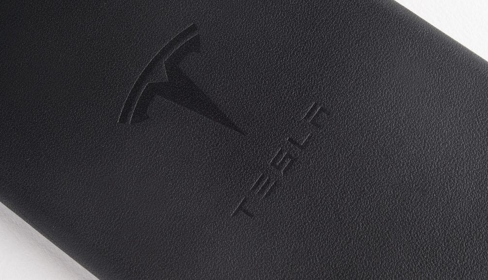 Prémium iPhone-tokok gyártásába fogott a Tesla