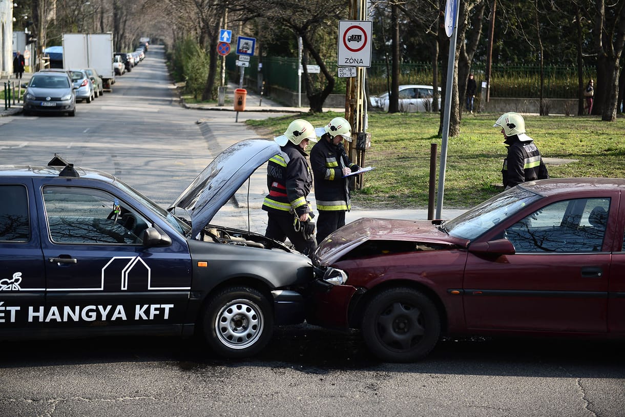 Újabb káosz: frontális karambol volt a Budagyöngye előtt – fotó