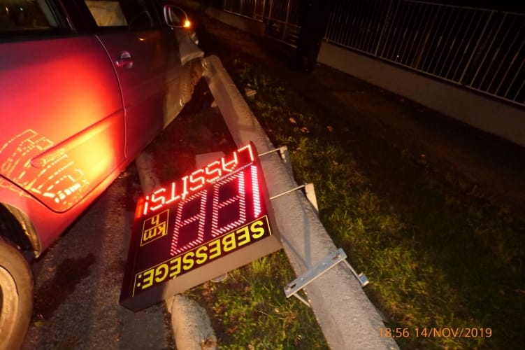 Egy ittas nő kidöntötte a sebességmérő oszlopot Veszprémben