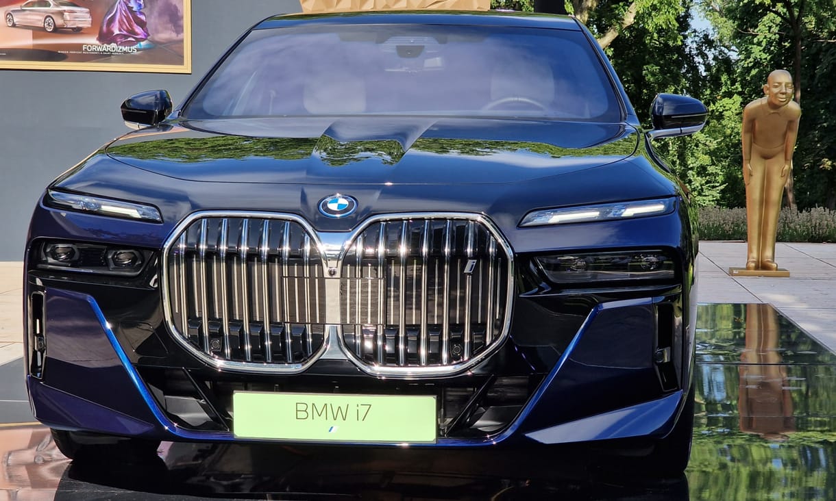 Túladagolt luxus: Magyarországon a hangparancsra ajtót nyitó új 7-es BMW