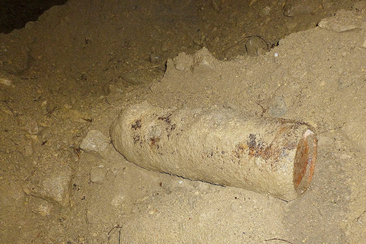 Egy 100 kilós légibombát és 18 gránátot találtak egy komáromi építkezésen