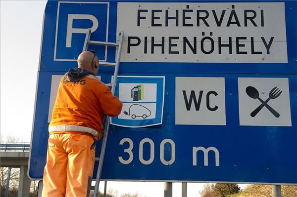 Ilyen tábla jelöli mostantól az elektromos autók töltőpontját