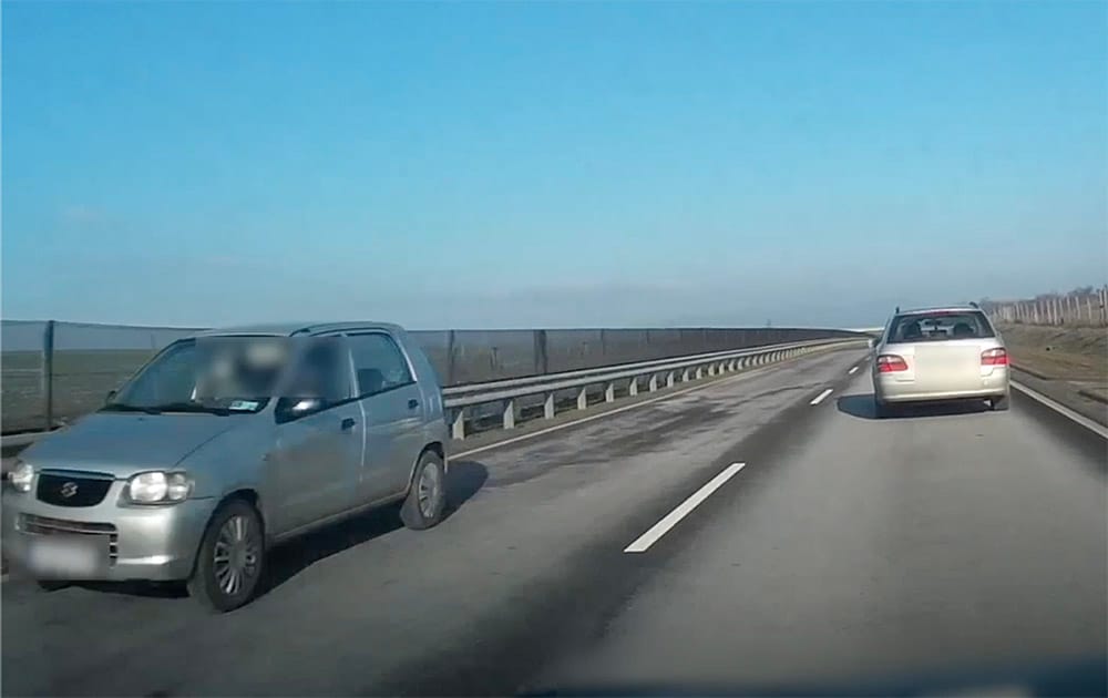 Nagy tempóval hajtott szemben a forgalommal egy autós Hatvannál