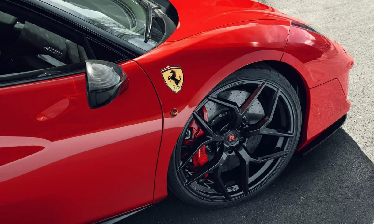 Jött egy új Ferrari, ami még a Pistának is feladja a leckét