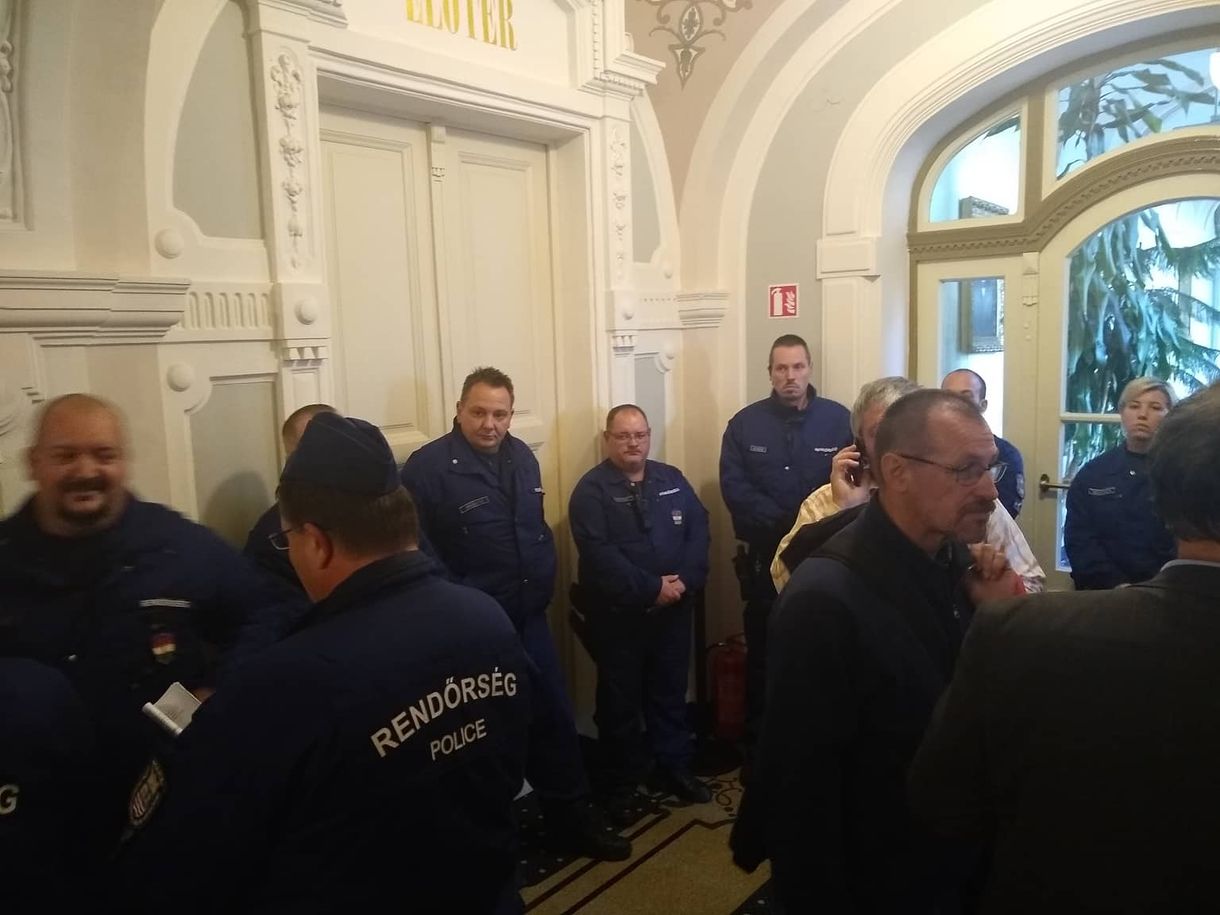 Balhé a győri városházán, Borkai letette az esküt