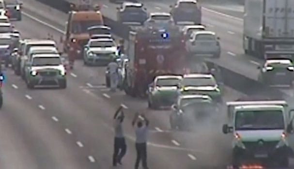 Pont egy tűzoltóautó közelében gyulladt ki egy kisteherautó az M0-son – videó
