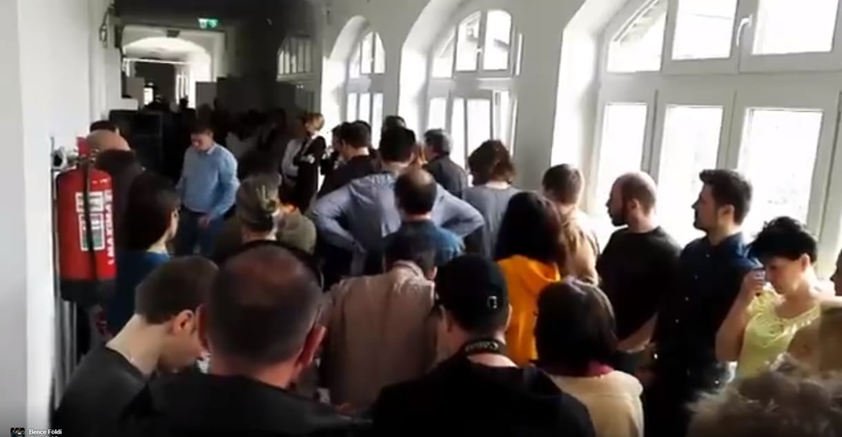 Itt a videó, ahogy bejelentik a Magyar Nemzet megszűnését