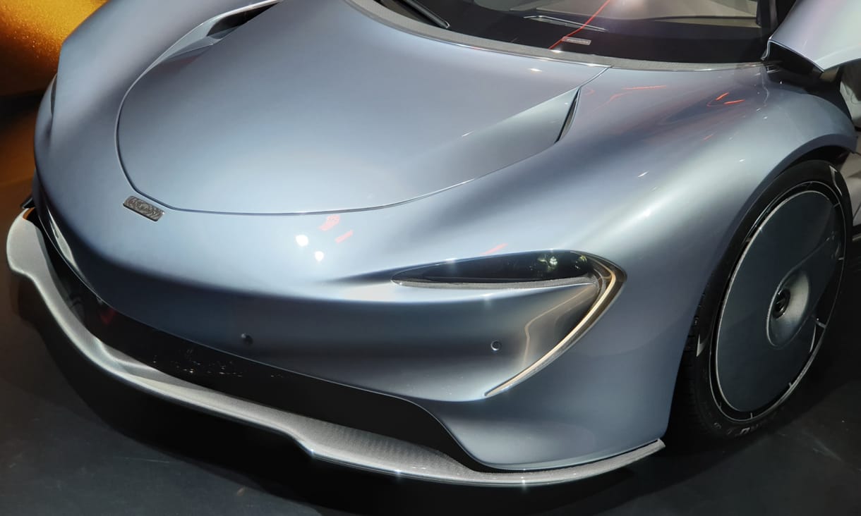 Megnéztük a McLaren új hiperautóját, amiben az utasok között ül a sofőr