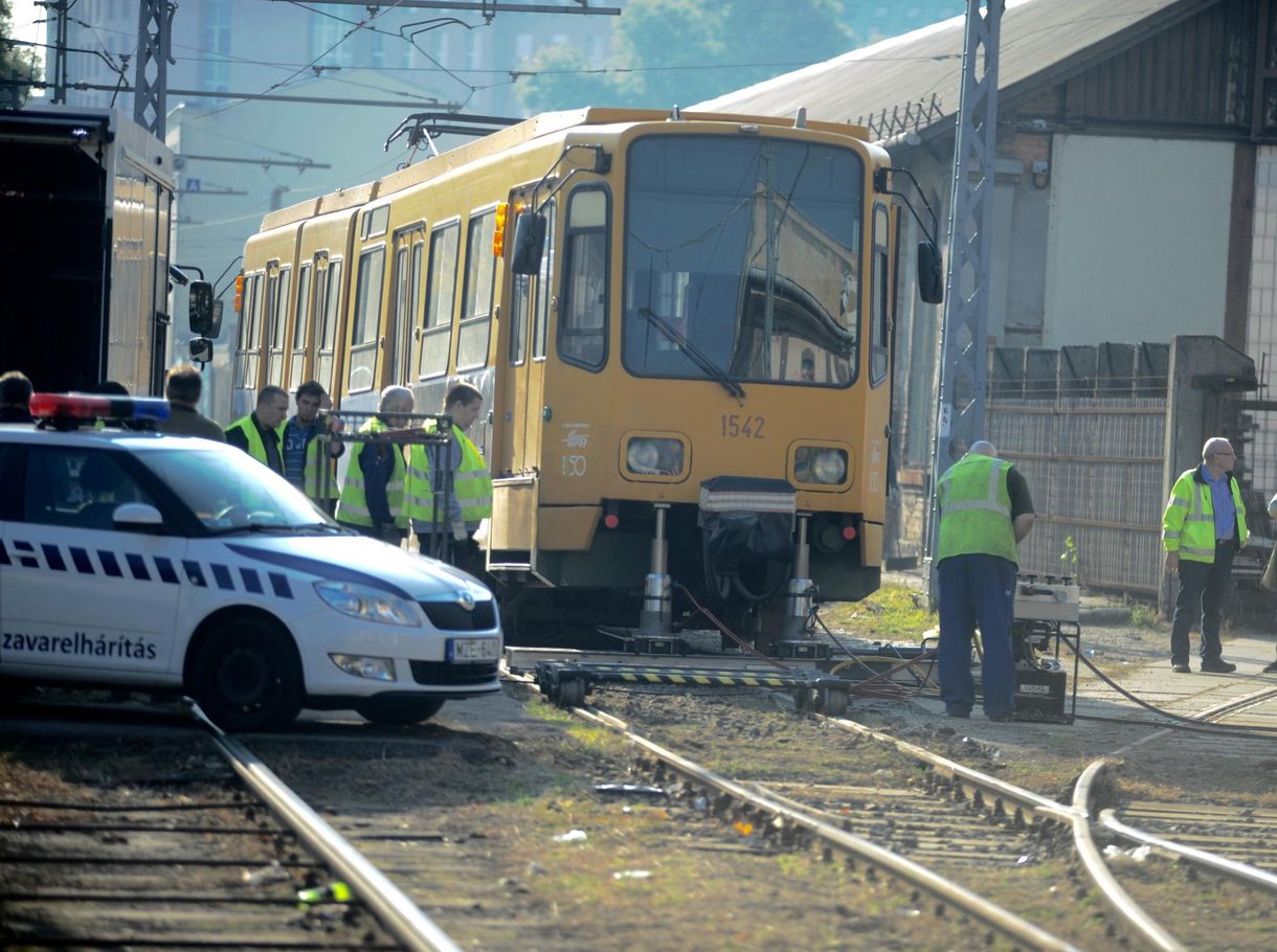 Kisiklott egy villamos a VIII. kerületben, fotók jöttek a balesetről