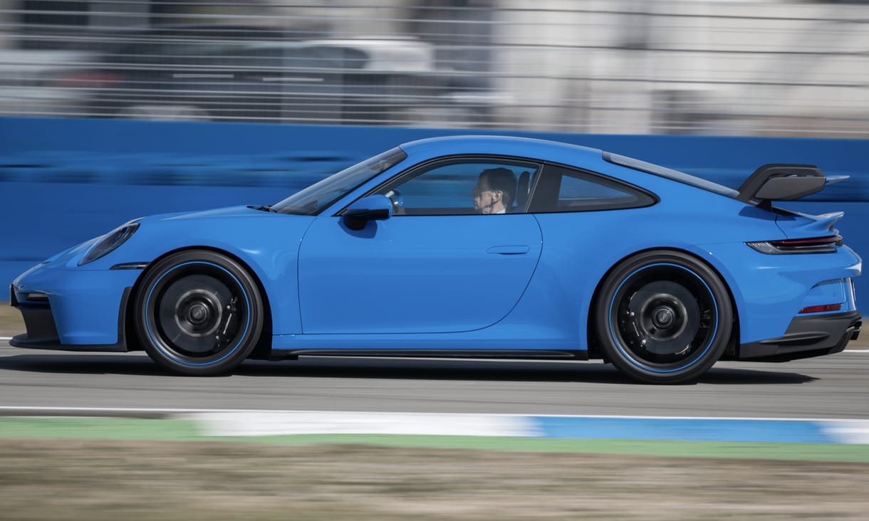 Ötezer kilométeren át 300 km/h-val: ezt is kibírja az új Porsche 911 GT3