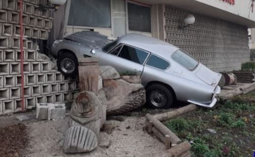 Szuperritka Aston Martin DB6-ot törtek össze egy rendőrségi üldözésben