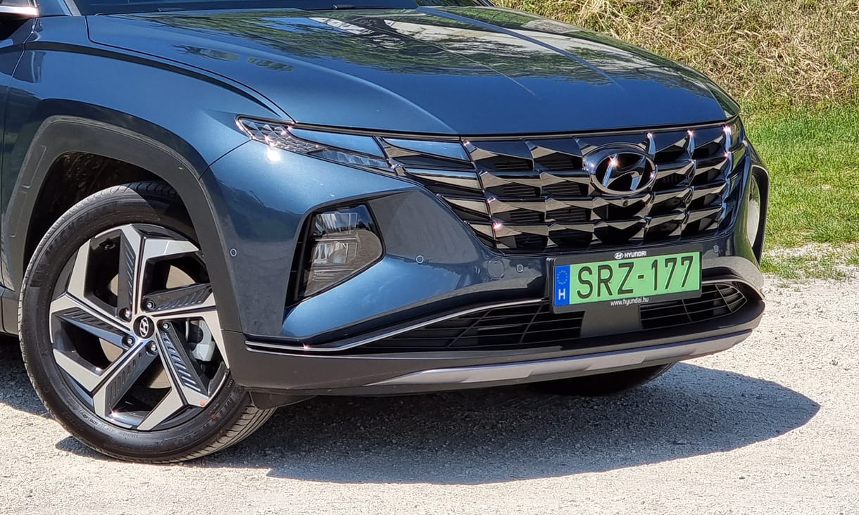 Magyarországon a zöld rendszámos Hyundai Tucson és az új Bayon