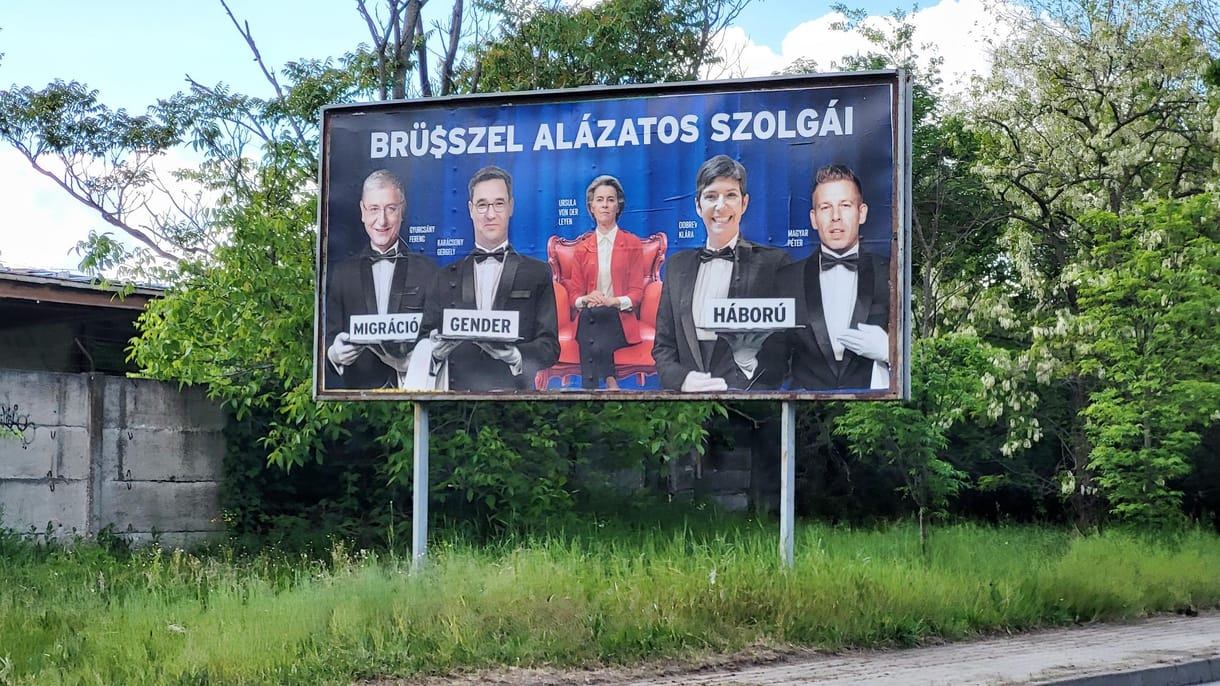 Új plakátok jelentek meg Budapesten: Magyar, Gyurcsány, Dobrev és Karácsony mint Brüsszel alázatos szolgái
