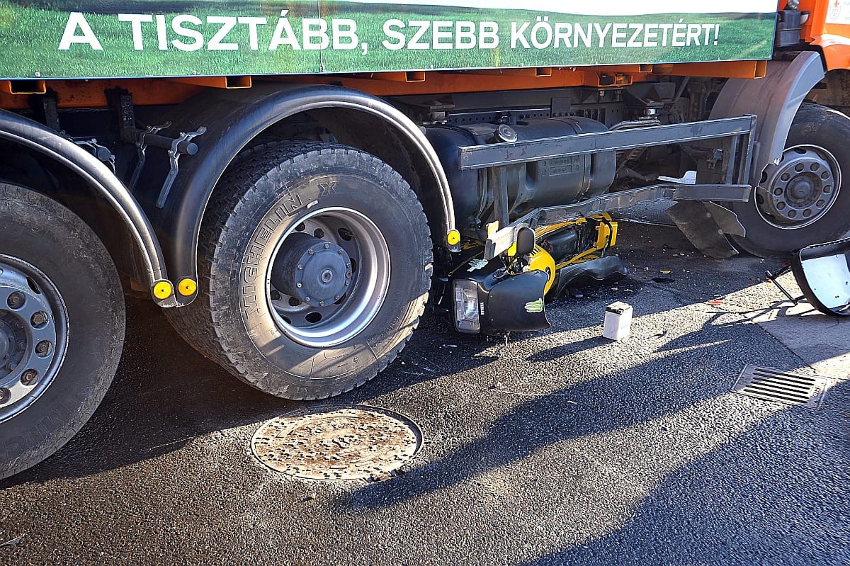 Fotó: kukásautó ütközött motorossal a Délinél